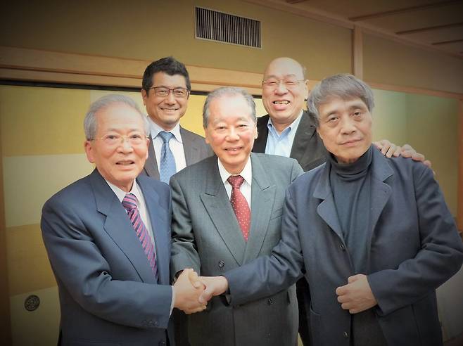 2016년 신년회에서 함께 한 소이치로 회장(앞줄 가운데)과 건축가 안도 다다오(앞줄 오른쪽). 안도는 2025년 건립될 새 미술관까지, 나오시마에서만 10개의건축물을 관장했다. 두 사람은 맥주집에서 만나 소통하는 사이가 됐다고. 카레이서 몬스터 다지마 씨 페이스북에서