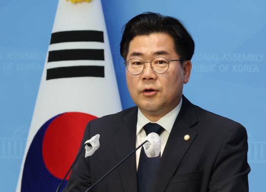 박찬대 더불어민주당 최고위원이 21일 국회에서 원내대표 출마 선언 기자회견을 하고 있다.<연합뉴스>