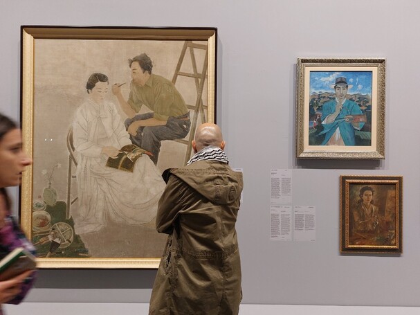 베네치아 본전시관에서 한 현지 관객이 처음 출품된 이쾌대의 자화상(오른쪽 위)과 장우성의 대작 아틀리에(왼쪽)를 감상하고 있다. 노형석 기자