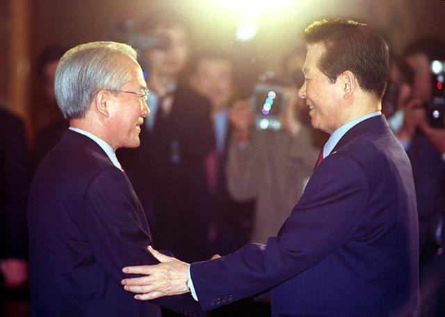 지난 2000년 김대중 대통령이 영수회담을 위해 청와대를 방문한 이회창 한나라당 총재를 환한 웃음으로 반갑게 맞이하고 있다. 한국일보 자료사진