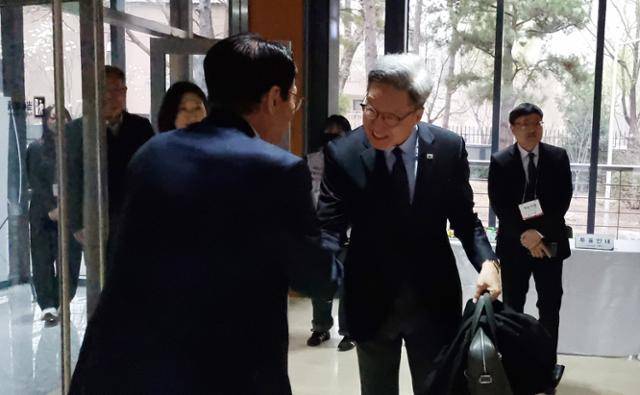 제22대 국회의원선거 재외국민 투표 첫날인 지난달 27일 중국 베이징 차오양구 주중한국대사관에 마련된 재외투표소에 들어서고 있는 정재호 주중국한국대사. 뉴시스