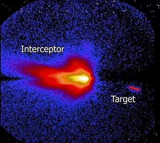 애로-3 요격체(왼쪽)가 탄도미사일을 요격하는 순간. MDA