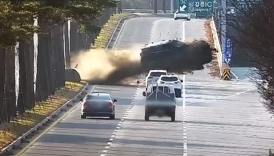 지난 2022년 12월 6일 강원 강릉시에서 A씨가 몰던 차량이 앞선 차량을 들이받고 질주하다 도로 옆 지하통로에 추락하는 사고가 발생했다. 사진 JTBC 캡처