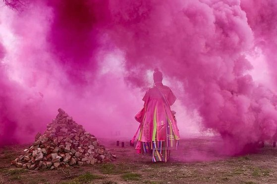 베니스 산 자코모 섬의 모락모락 피어나는 분홍색 연기 속 현대무용가 안은미, 사진 안은미컴퍼니