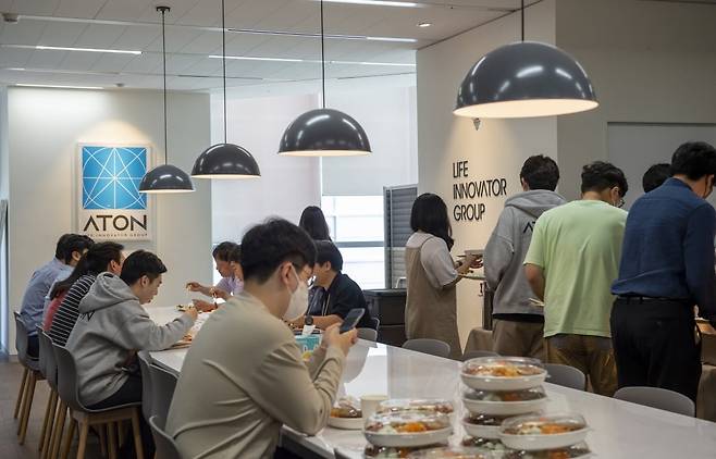 아톤 직원들이 점심 식사를 하고 있다. 이 회사는 케이터링을 제공한다. 윤현주 기자