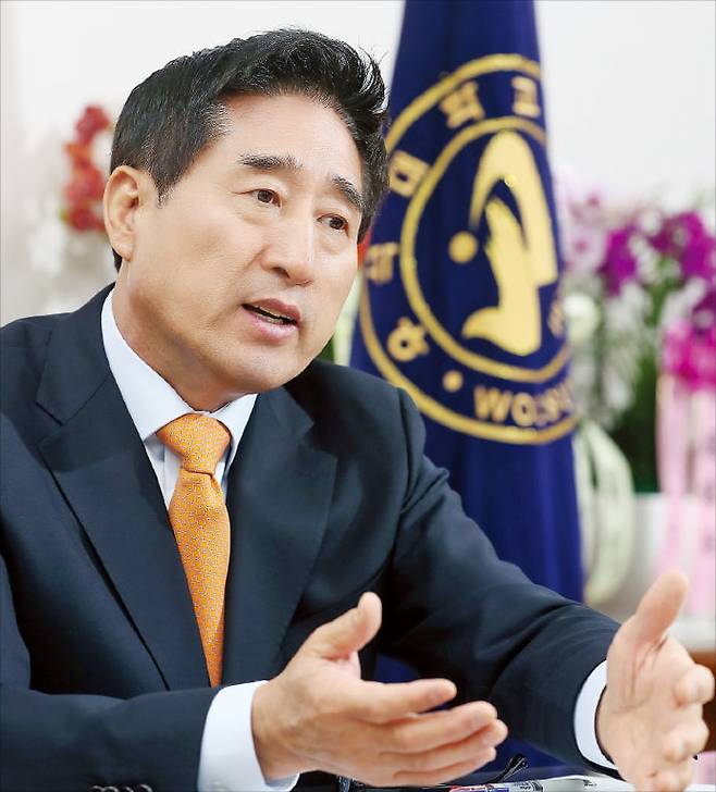 박노준 우석대 총장은 “학교의 글로컬 역량을 키우고 강소 대학으로 발돋움시켜 ‘밥값’을 하겠다”고 했다.  우석대 제공