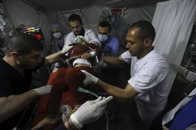 팔레스타인 의료진들이 20일(현지시간) 이스라엘의 가자지구 폭격으로 부상당한 젊은 청년을 가자지구 남부 라파 난민촌의 쿠웨이트 병원으로 이송하고 있다. AP연합뉴스