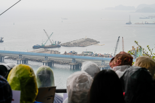 20일 삼척블루파워 상업운전 규탄 집회에 모인 시민들이 맹방해변을 내려다보고 있다. 기후연대기구 제공