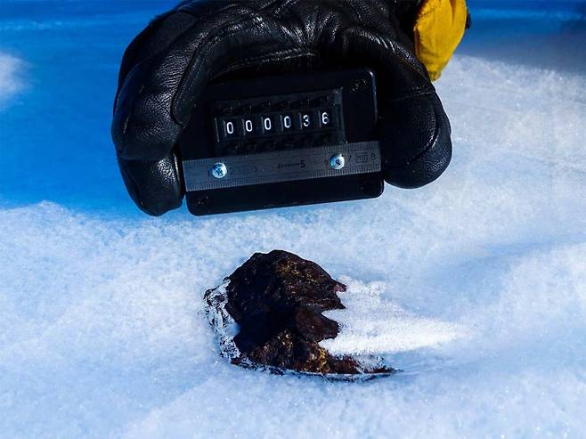 벨기에와 스위스, 영국 과학자 등으로 구성된 공동연구진이 올해 남극에서 발견한 운석. 빙하 속에 몸체 상당 부분이 묻혀 있다. 영국 맨체스터대 연구진 제공