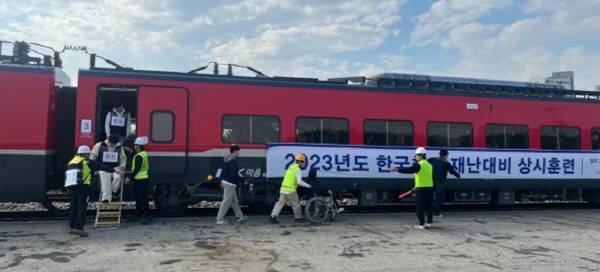지난해 국토교통부 주관으로 실시된 ‘철도 사고 대비 비상 훈련’ 모습. 국토부 제공