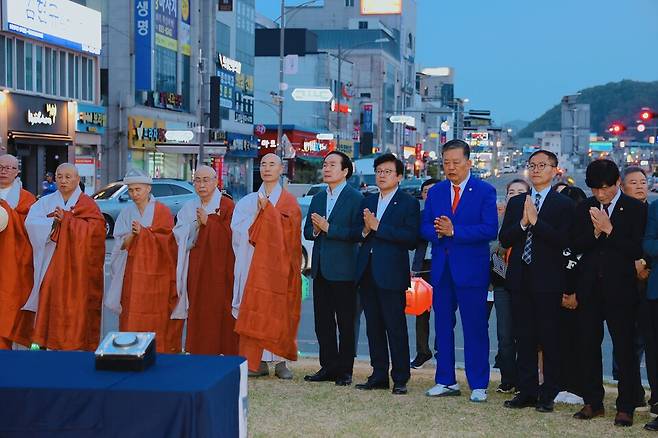 19일 의성군 북원 회전교차로에서 열린 봉축탑 점등 법회에 참석한 내빈들이 '마음의 평화, 행복한세상'을 그리며 합장을 하고 있다.