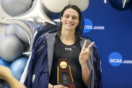 2022년 남자 성기를 달고 참가한 리아 토머스가 미국대학스포츠협회(NCAA) 수영 대회에서 여자 자유형 500야드(457.2m)에서 우승했다. NCAA 디비전1 사상 최초로 트랜스젠더 여성 챔피언이 됐다. [사진 = 연합뉴스]
