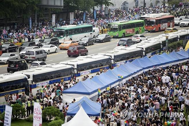 지난 2016년 6월 서울 중구 태평로를 사이에 두고 퀴어축제(오른쪽)와 퀴어축재 반대 국민대회(건너편)가 동시에 열리고 있다. [연합뉴스]