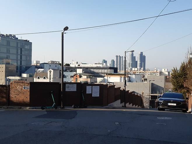 에테르노 압구정 부지. 저 멀리 한강 건너 성수동 트리마제 단지가 보인다. [서찬동 선임기자]