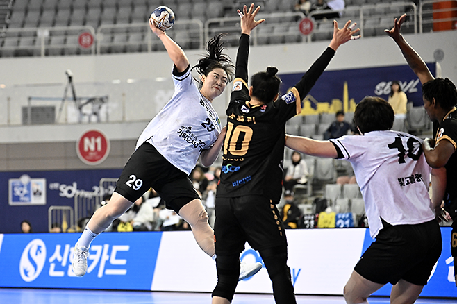 광주도시공사 김지현이 점프슛을 하고 있다. 사진=한국핸드볼연맹 제공