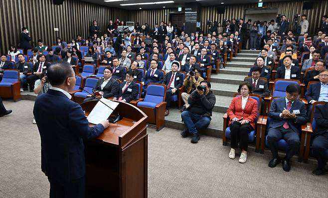 윤재옥 국민의힘 원내대표 겸 당대표 권한대행이 19일 오전 서울 여의도 국회에서 원외조직위원장 간담회에 참석해 모두발언을 하고 있다. 이상섭 기자