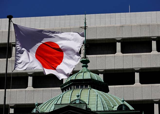 지난 18일 일본 도쿄에 위치한 일본은행 건물에 일본 국기가 바람에 펄럭이고 있다. [로이터]