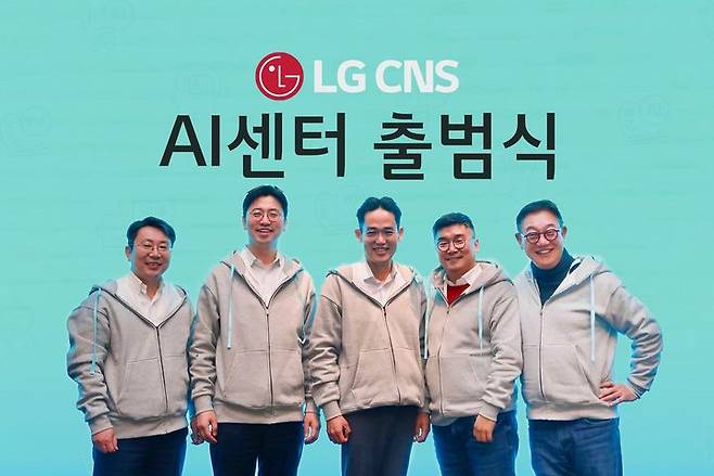 LG CNS가 지난 18일 ‘AI센터’ 출범식을 개최했다. 사진 오른쪽부터 LG CNS 현신균 대표, AI사업담당 김경일 담당, AI센터장 진요한 상무, D&A사업부장 장민용 상무, AI연구소 이주열 수석연구위원(상무). (사진=LG CNS 제공) *재판매 및 DB 금지