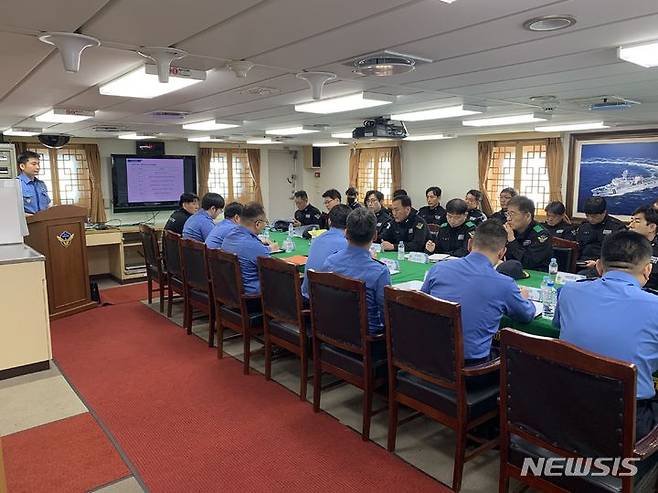 포항해양경찰서 소속 경찰관들이 훈련 전 사전 회의를 하고 있다.