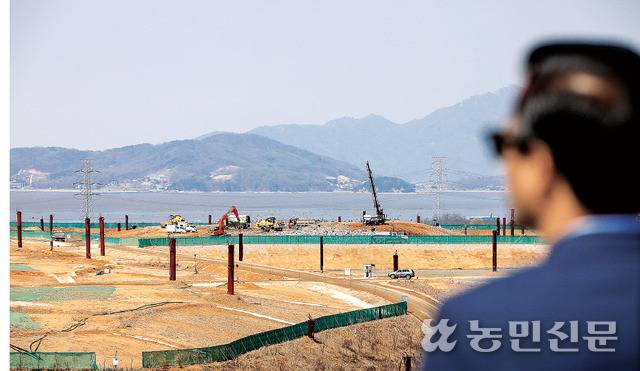 인천 서구 수도권매립지 방문객이 제2매립장 상단에서 제3매립장을 보고 있다. 매립장 위에 매립가스를 모으는 매립가스포집관로가 나와 있고, 멀리 쓰레기 매립 현장이 보인다. 인천=백승철 프리랜서 기자