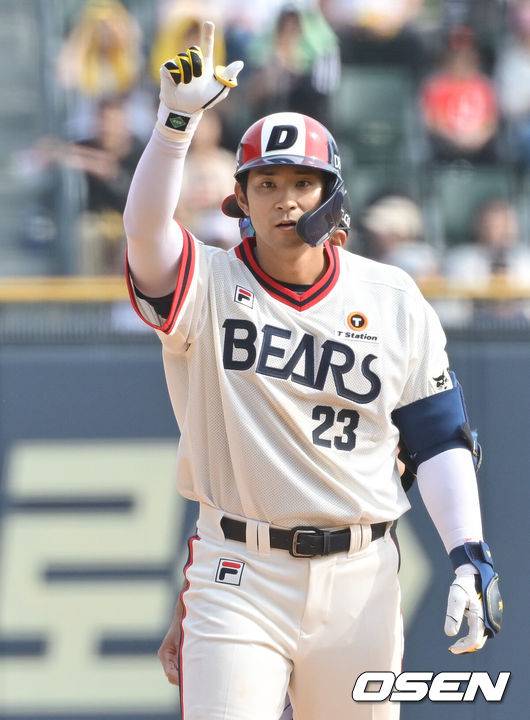 [OSEN=잠실, 조은정 기자]14일 오후 서울 잠실구장에서 ‘2024 신한 SOL BANK KBO리그’ 두산 베어스와 LG 트윈스의 경기가 열렸다. 이날 두산은 김동주를 LG는 손주영을 선발투수로 이름을 올렸다.5회말 2사 두산 강승호가 2루타를 날린 뒤 세리머니를 하고 있다. 2024.04.14 /cej@osen.co.kr