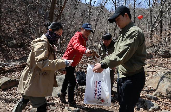 점심 식사를 마친 교육생들이 주변 등산로에서 쓰레기를 수거하는 봉사활동을 펼치고 있다.