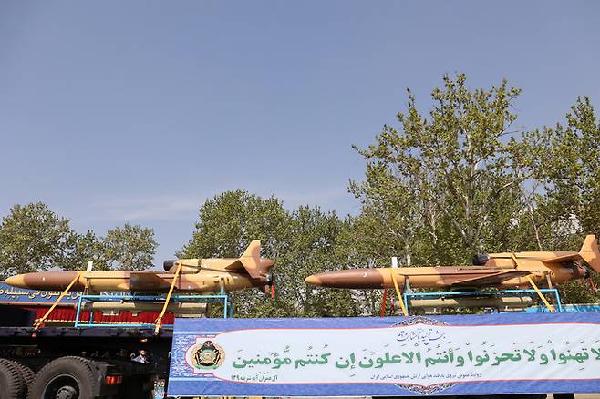 이란의 드론들이 지난 17일 수도 테헤란에서 열린 열병식에 참가하고 있다. 로이터 연합뉴스