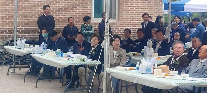 이상득 전 국회부의장 부인인 최신자 여사와 장남인 이지형씨 등 경주 이씨 종친들이 이상재 중건식 행사를 지켜보고 있다.