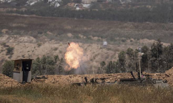 지난 17일(현지시각) 가자지구 남부 라파 난민촌에서 팔레스타인 주민들이 이스라엘의 공습으로 파괴된 주거용 건물 잔해를 살피고 있다. AP뉴시스