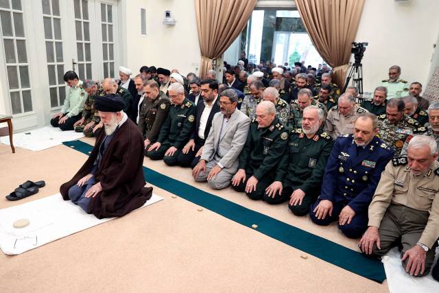 이란 최고 지도자 아야톨라 알리 하메네이(왼쪽)가 21일(현지시간) 테헤란에서 이란군 사령관들과 함께 기도를 올리고 있다. AFP연합뉴스