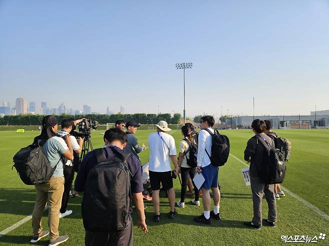 한국 훈련장에 몰려든 일본 취재진들. 벌써부터 한일전에 대한 관심이 뜨겁다. 사진 도하, 김환 기자