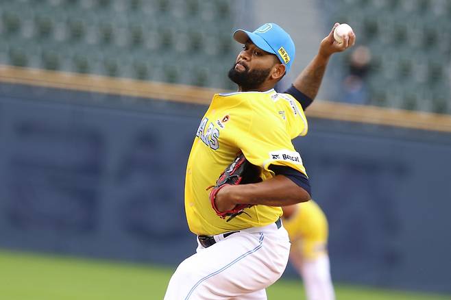 21일 서울 잠실구장에서 열린 2024 신한 SOL Bank KBO리그 키움 히어로즈와 두산 베어스의 더블헤더 2차전, 두산이 9회말 2아웃 양석환의 내야안타로 극적인 2-1 끝내기 승리를 거뒀다. 두산 선발투수 알칸타라가 힘차게 공을 던지고 있다. 두산 베어스