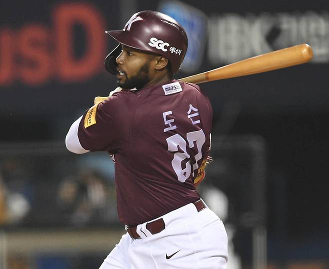 21일 서울 잠실구장에서 열린 2024 신한 SOL Bank KBO리그 키움 히어로즈와 두산 베어스의 더블헤더 2차전, 두산이 9회말 2아웃 양석환의 내야안타로 극적인 2-1 끝내기 승리를 거뒀다. 키움 도슨은 솔로 홈런을 터뜨렸으나 팀 패배로 아쉬움을 삼켜야 했다. 엑스포츠뉴스DB