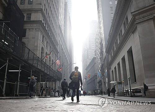 미국 뉴욕 월스트리트를 지나는 행인 [UPI 연합뉴스 자료사진]