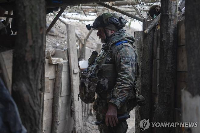 바흐무트 인근 참호에 서 있는 우크라이나군 병사의 모습 [AP 연합뉴스자료사진. 재판매 및 DB 금지]