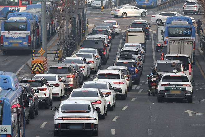 서울 시내 도로에서 차량들이 운행하고 있다. (사진=연합뉴스)