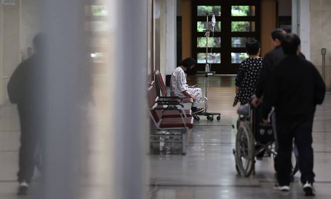 22일 대구시내 대학병원에서 한 환자가 휴식을 취하고 있다. (사진=뉴시스)