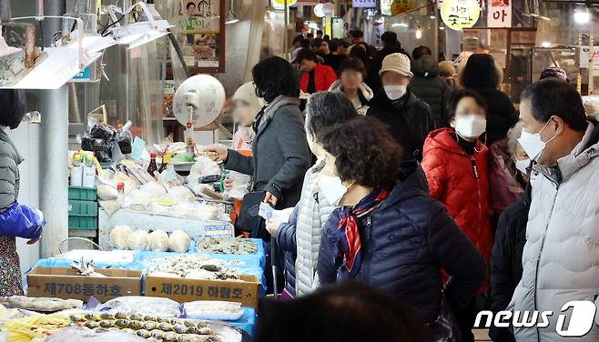 서울의 한 전통시장에서 시민들이 장을 보고 있다. /뉴스1 ⓒ News1 김명섭 기자