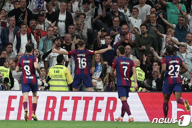 후반 득점을 터트린 뒤 레알 마드리드 팬들 앞에서 도발적인 세리머니를 한 로페스. ⓒ AFP=뉴스1