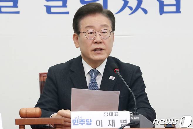이재명 더불어민주당 대표가 22일 오전 서울 여의도 국회에서 열린 최고위원회의에서 발언을 하고 있다. 2024.4.22/뉴스1 ⓒ News1 임세영 기자