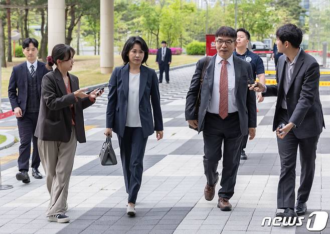 ‘공직선거법 위반’ 혐의로 불구속 기소된 더불어민주당 이재명 대표의 배우자 김혜경 씨가 22일 오전 경기 수원시 영통구 수원지방법원에서 열린 3차 공판에 출석하고 있다. 2024.4.22/뉴스1 ⓒ News1 이재명 기자
