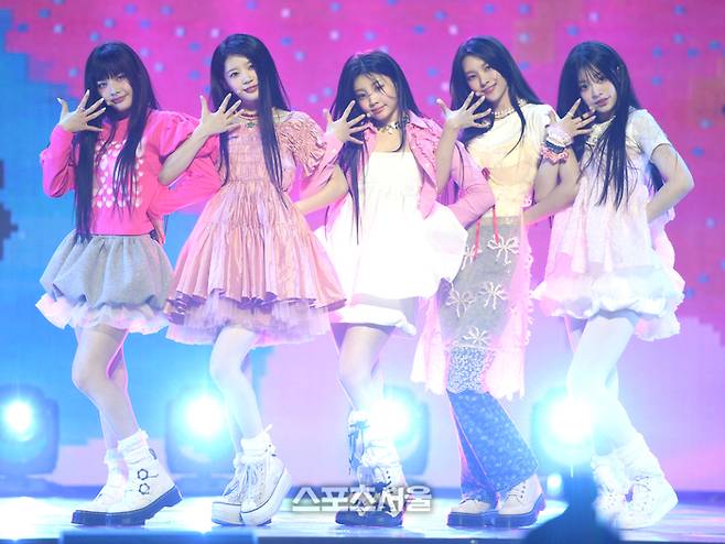 아일릿이 25일 서울 용산구 블루스퀘어에서 열린 데뷔 미니 1집 ‘슈퍼 리얼 미’ 미디어 쇼케이스에서 타이틀곡 마그네틱을 부르고 있다. 사진 | 최승섭기자 thunder@sportsseoul.com