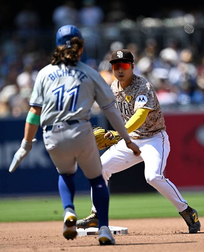 김하성이 22일(한국시간) 미국 캘리포니아주 샌디에이고의 펫코파크에서 열린 2024 메이저리그(MLB) 토론토 블루제이스와 경기에 6번 타자 유격수로 선발 출장했다. 토론토 보 비셋 진루를 저지하고 있는 김하성. 사진 | AFP 연합뉴스
