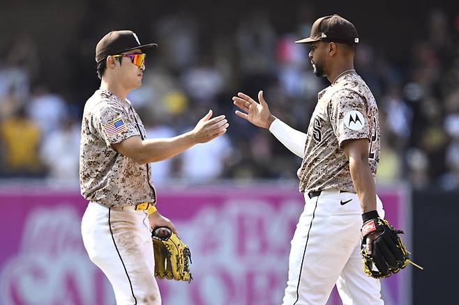 김하성이 22일(한국시간) 미국 캘리포니아주 샌디에이고의 펫코파크에서 열린 2024 메이저리그(MLB) 토론토 블루제이스와 경기에 6번 타자 유격수로 선발 출장했다. 경기 승리 후 2루수 잰더 보가츠와 하이파이브를 하고 있다. 사진 | AFP 연합뉴스