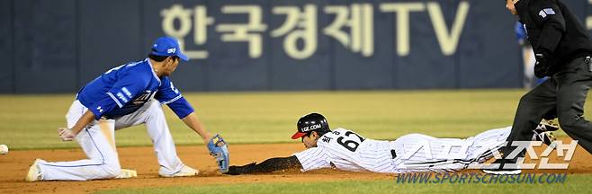 27일 잠실야구장에서 열린 삼성과 LG의 경기, 8회말 1사 1루 LG 문성주 타석때 1루주자 최승민이 2루 도루를 성공하고 있다. 삼성 유격수는 김영웅. 잠실=허상욱 기자wook@sportschosun.com/2024.03.27/