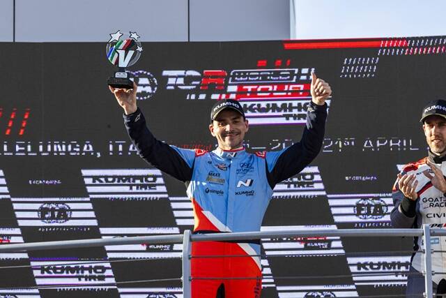 노버트 미첼리즈 선수가 4월 19~21일 열린 '2024 TCR 월드 투어' 이탈리아 대회에서 우승을 차지하고 포디움에 올랐다. /현대자동차