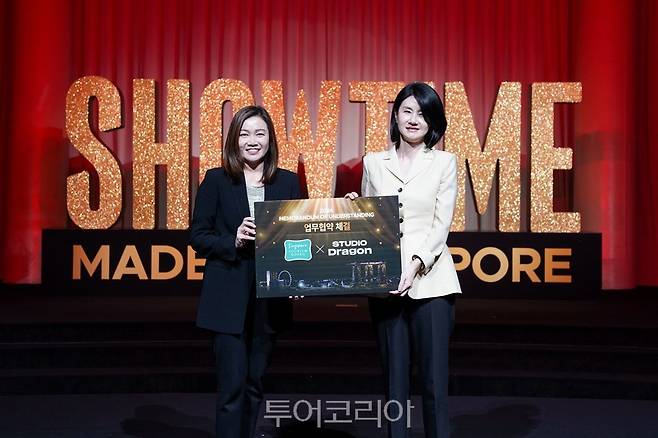 18일 열린 "Showtime. Made in Singapore" 행사에서 싱가포르관광청 멜리사 오우(Melissa Ow) 청장(왼쪽)과 스튜디오드래곤 김제현 대표이사(오른쪽)가 기념사진을 촬영하고 있다.