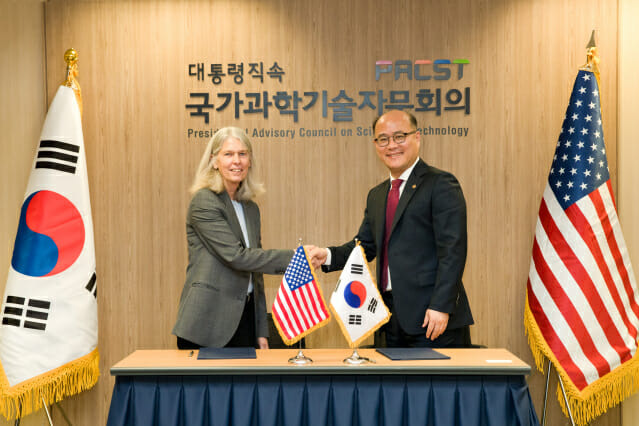 이창윤 과학기술정보통신부 제1차관(오른쪽)과 질 흐루비(Jill Hruby) 미국 에너지부 핵안보 차관 겸 국립핵안보청장이 22일 상호 협력에 합의한 뒤 기념촬영 했다. (사진=과학기술정보통신부)
