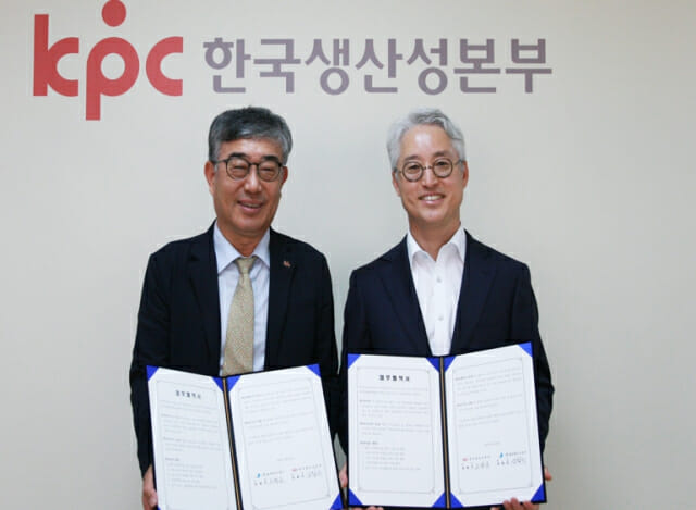 안완기 한국생산성본부 회장(왼쪽)과 조영신 울산테크노파크 원장이 협약을 체결한 후 협약서를 들어보이고 있다.