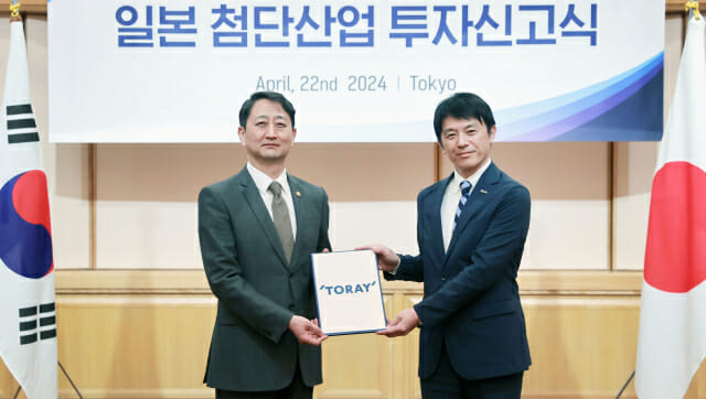안덕근 산업통상자원부 장관(왼쪽)이 22일 일본 도쿄 제국호텔에서 히라이 마사오 도레이 부사장으로부터 경북 구미시 아라미드 섬유 제조시설 증설 투자 관련 투자신고서를 전달받고 있다.